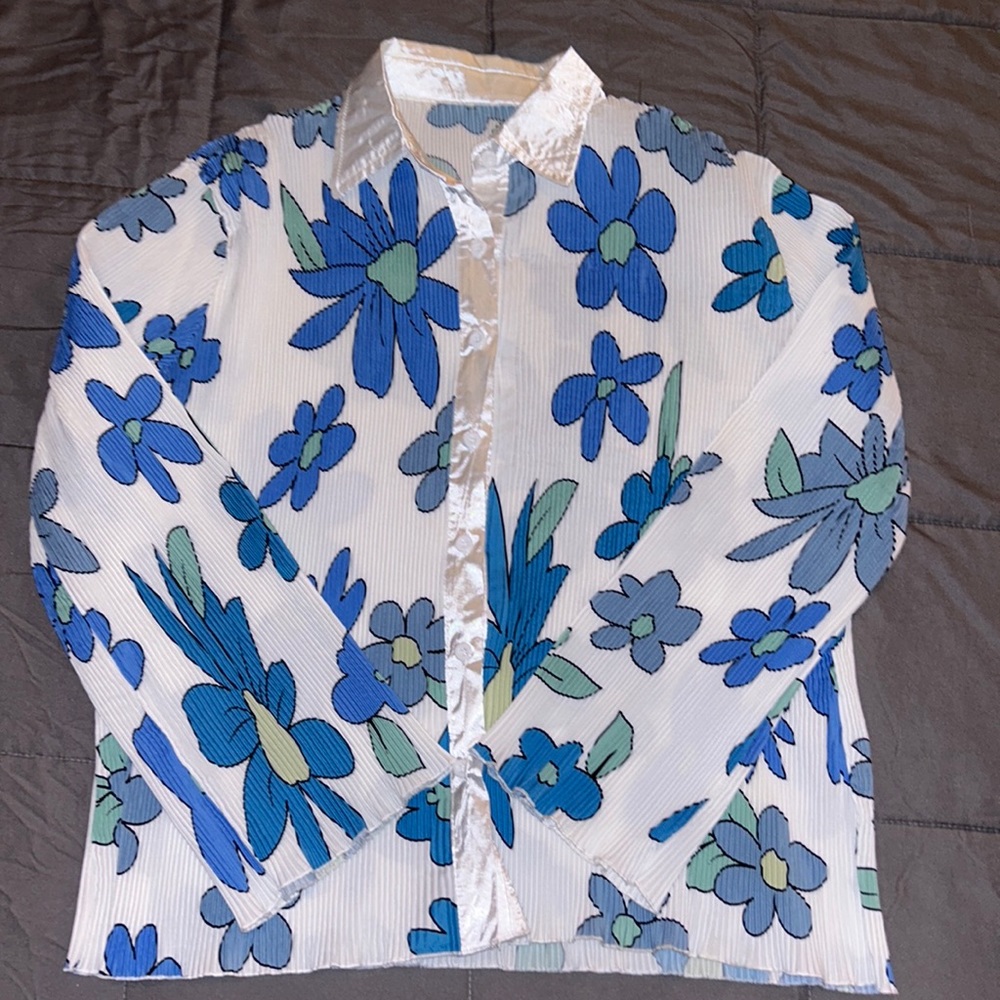 Amazon Button Up Set. Size Small. Blue and Green flower details.